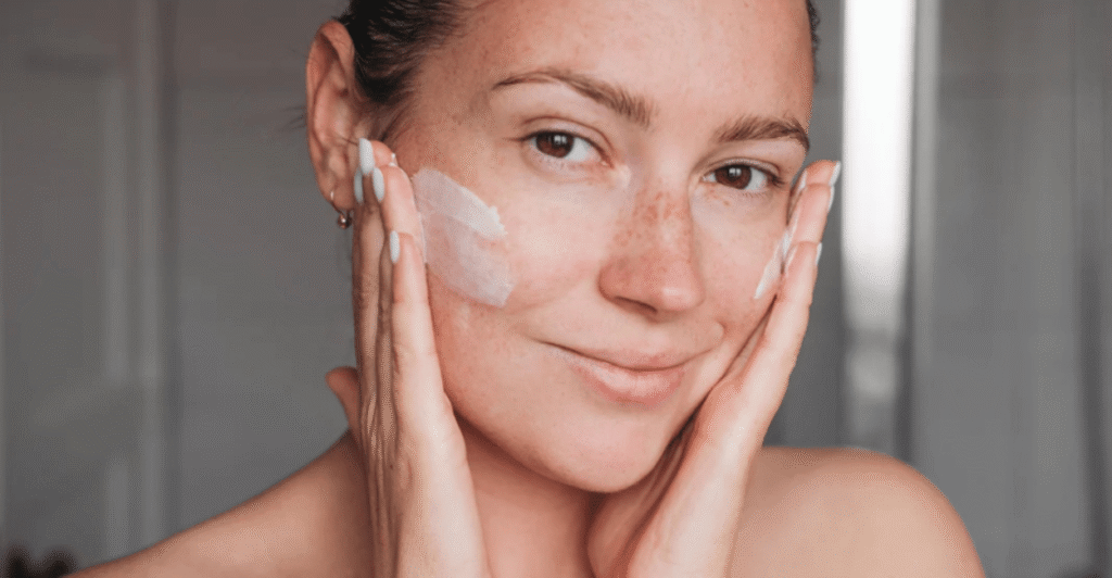 Rosto de mulher com serum para pele sensivel