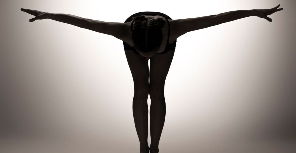 Mulher em posição de alongamento com articulações saudaveis. Resveratrol anti reuma´ticas.