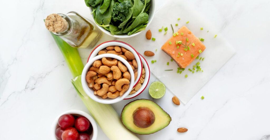 Mesa com alguns alimentos ricos em antioxidantes naturais